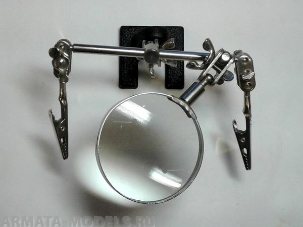 1361J Подставка-держатель с увеличительным стеклом, 2 зажима